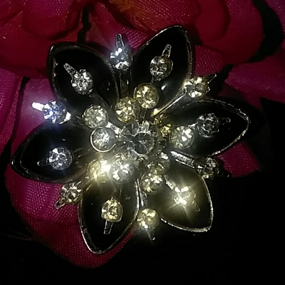 VINTAGE RHINESTONE DESIGNED BROOCH BY CORO